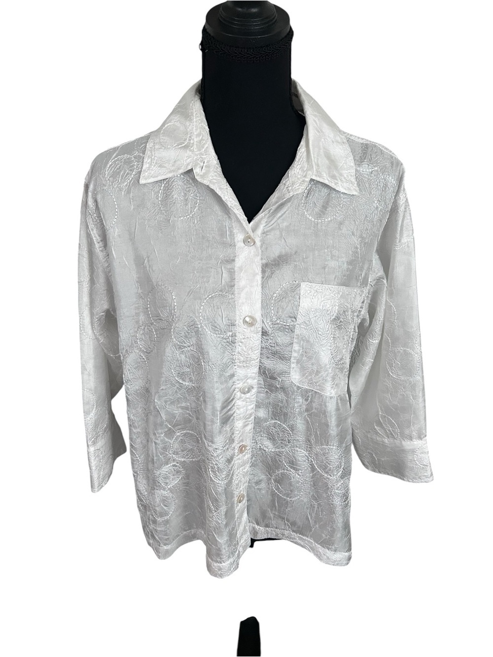 Chico’s Design White Embroidered Button‑Front Blouse – Size 0 (Fits M/L)